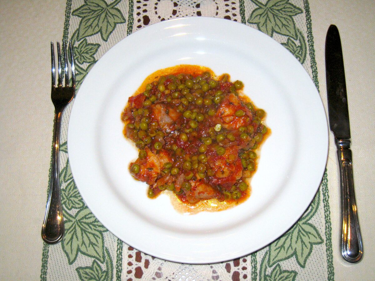 Spezzatino di sovracosce di pollo con pomodoro e piselli